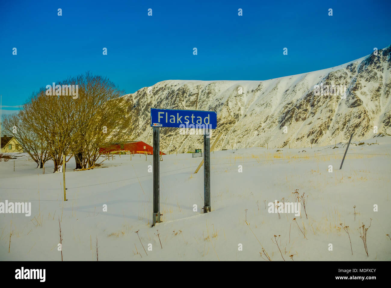 Les îles Lofoten, NORVÈGE, avril, 10, 2018 : vue extérieure de signer en structure métallique situé dans la neige avec d'énormes montagnes derrière dans les Lofoten island Banque D'Images