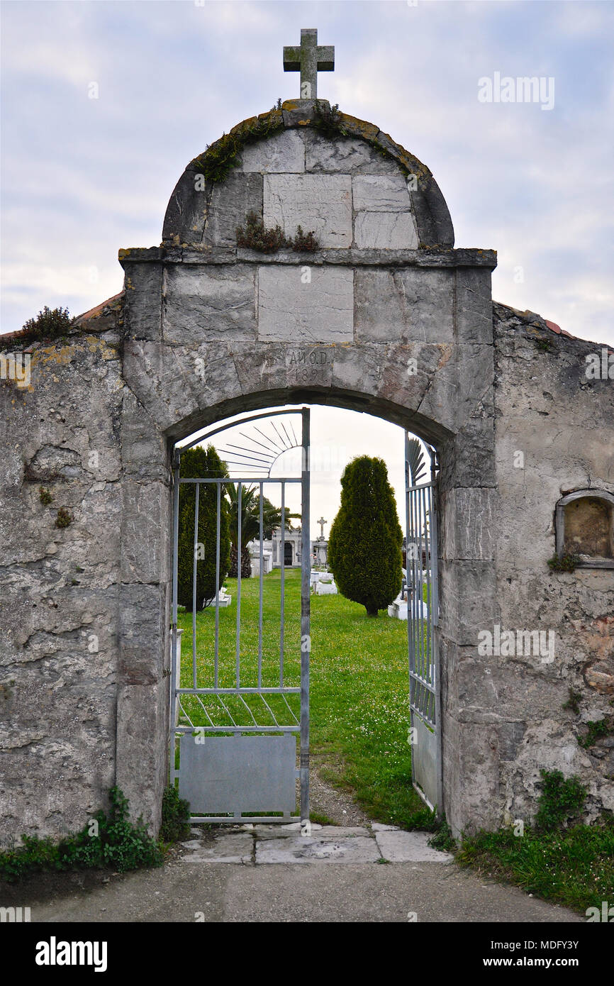 19e siècle cimetière catholique entrée avec porte ouverte à San Martín de Laspra (Castrillón, Asturies, Espagne) Banque D'Images