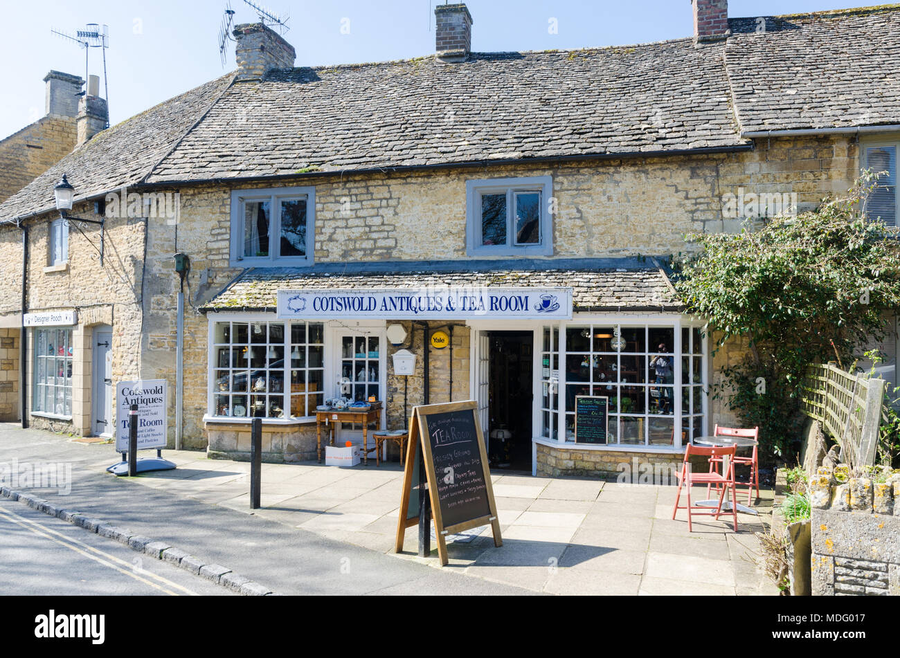 Antiquités de Cotswold et salon de thé dans le populaire village de Cotswold Bourton-on-the-water, Gloucestershire dans soleil du printemps Banque D'Images