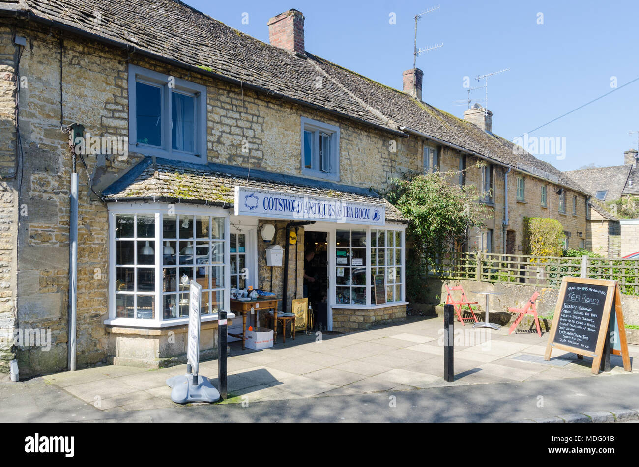 Antiquités de Cotswold et salon de thé dans le populaire village de Cotswold Bourton-on-the-water, Gloucestershire dans soleil du printemps Banque D'Images