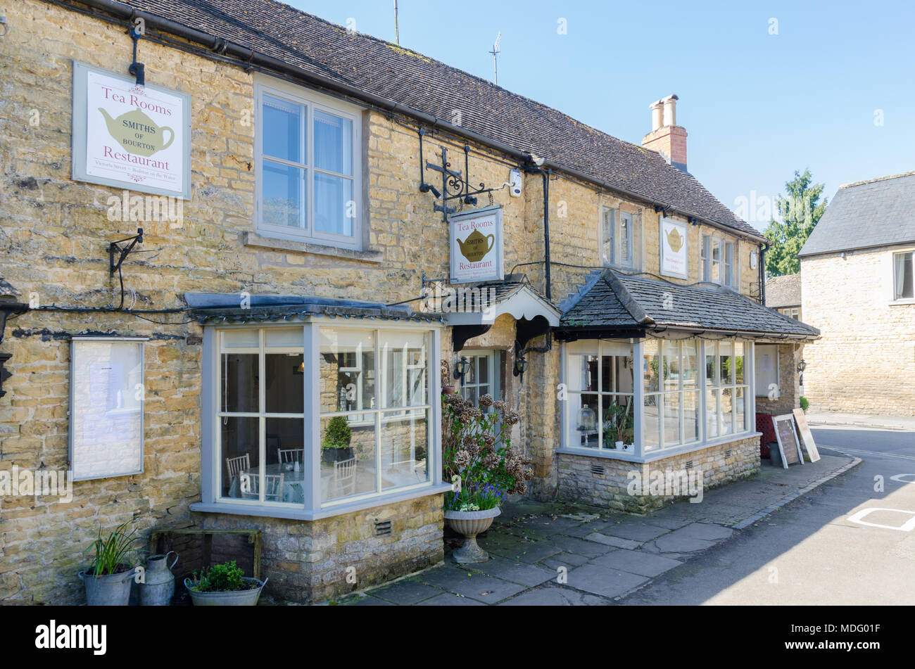 Smiths de Bourton Salon de thé et restaurant dans le populaire village de Cotswold Bourton-on-the-water, Gloucestershire dans soleil du printemps Banque D'Images