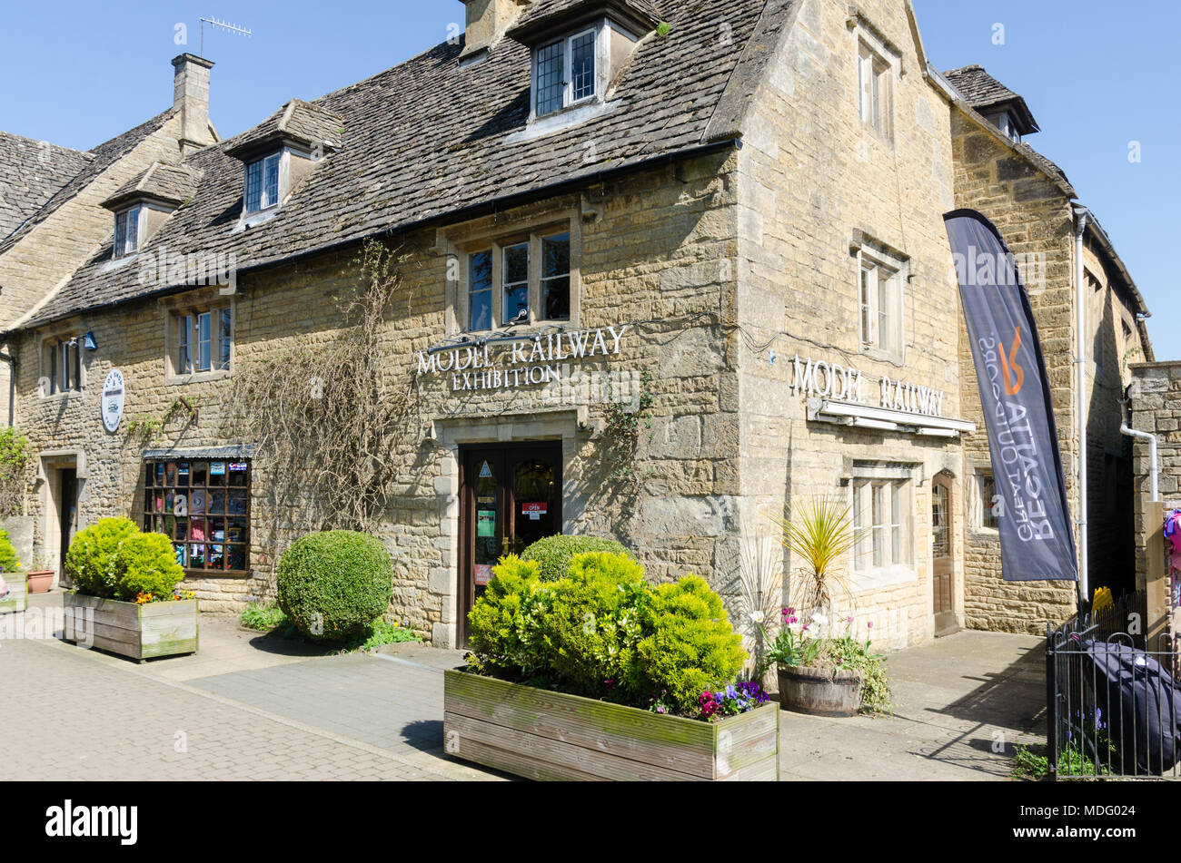 Chemin de fer modèle exposition dans le populaire village de Cotswold Bourton-on-the-water, Gloucestershire dans soleil du printemps Banque D'Images