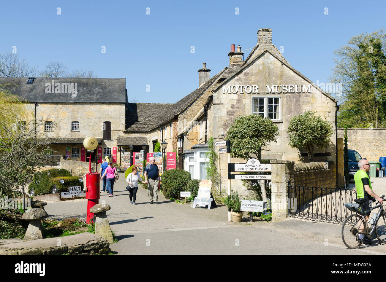 Musée des véhicules à moteur de Cotswold dans le populaire village de Cotswold Bourton-on-the-water, Gloucestershire dans soleil du printemps Banque D'Images