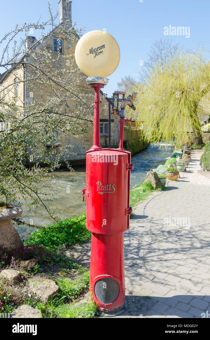 Musée des véhicules à moteur de Cotswold dans le populaire village de Cotswold Bourton-on-the-water, Gloucestershire dans soleil du printemps Banque D'Images