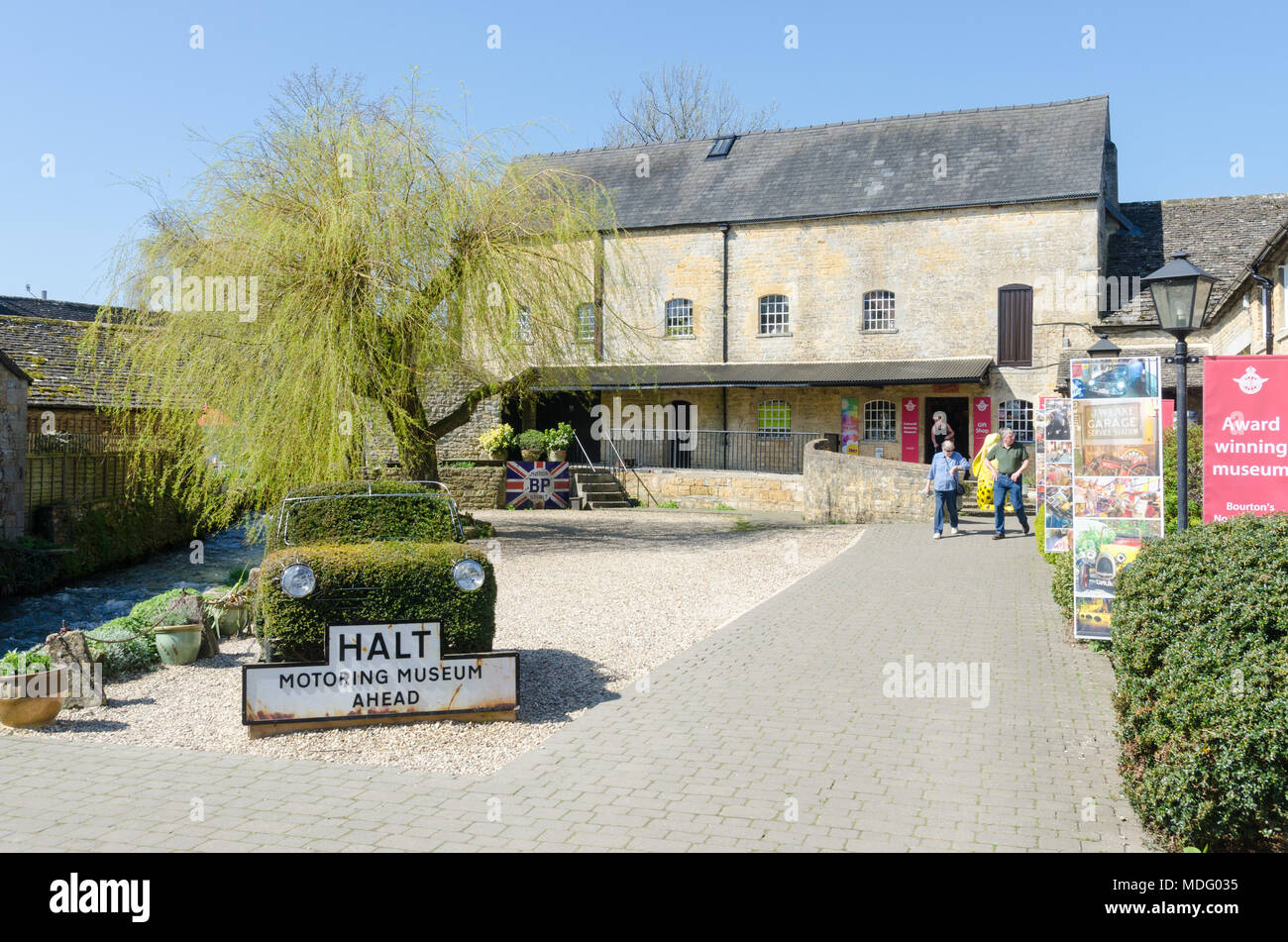 Musée des véhicules à moteur de Cotswold dans le populaire village de Cotswold Bourton-on-the-water, Gloucestershire dans soleil du printemps Banque D'Images