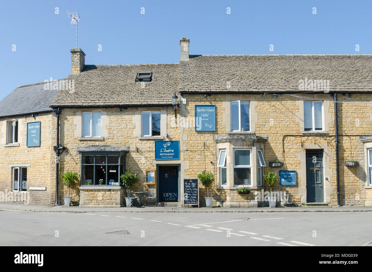 Chester House Hotel and Bar et The restaurant dans le populaire village de Cotswold Bourton-on-the-water, Gloucestershire dans soleil du printemps Banque D'Images
