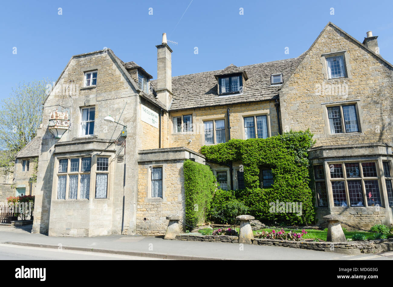 L'ancienne nouvelle auberge dans le populaire village de Cotswold Bourton-on-the-water, Gloucestershire dans soleil du printemps Banque D'Images