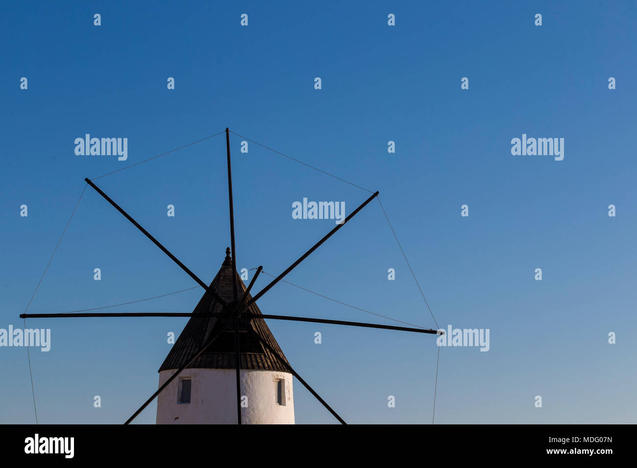 San Pedro del Pinatar, Région de Murcie, Espagne. Moulin à côté de la saline dans la Mar Menor © ABEL F. ROS/Alamy Stock Banque D'Images