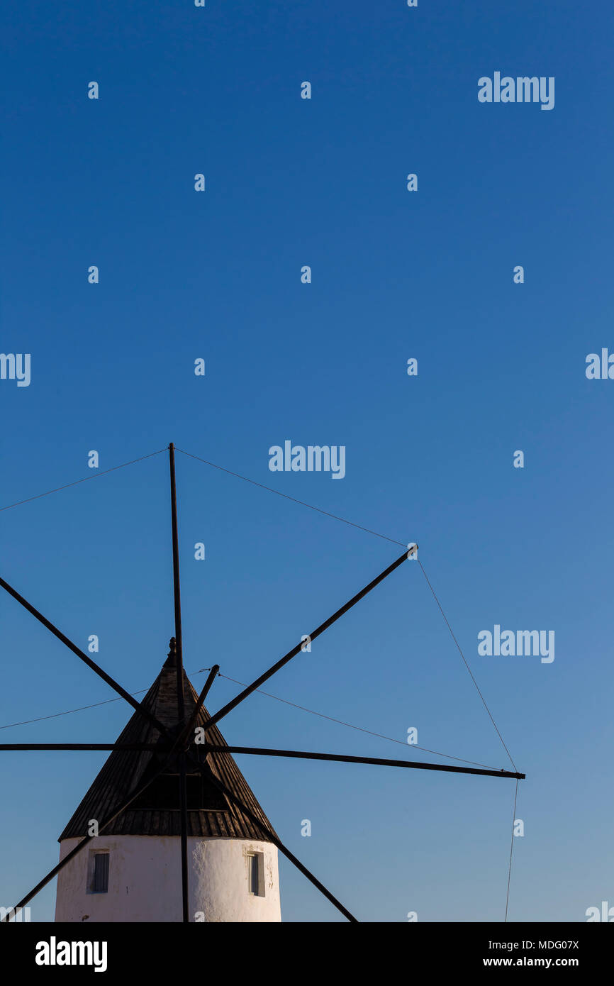 San Pedro del Pinatar, Région de Murcie, Espagne. Moulin à côté de la saline dans la Mar Menor © ABEL F. ROS/Alamy Stock Banque D'Images