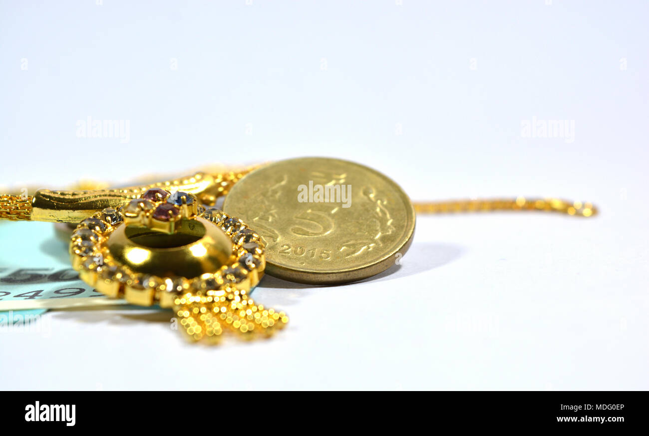 Nouvelle devise Roupies indiennes 50 10 rupess Coinswith et bijoux sur fond isolé Banque D'Images