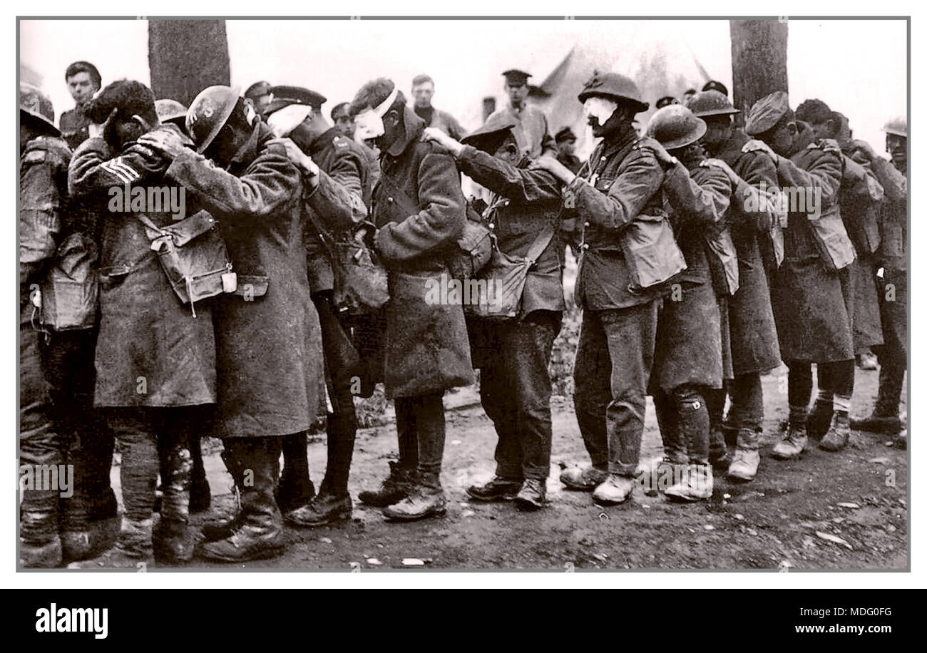 WW1 British attaque chimique Gaz 55e (West Lancashire) les troupes de la Division allemande aveuglés par les gaz lacrymogènes, attendent un traitement à un poste de secours avancé près de Bethune au cours de la bataille de'Estaires. 10 avril 1918, une partie de l'offensive allemande en Flandre. La Seconde Guerre mondiale 1 Banque D'Images