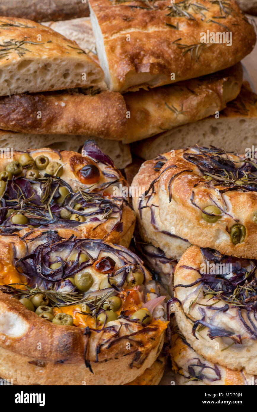 Vente de produits pour la boulangerie artisanale et affichée sur un étal à Borough Market à Londres. aliments fraîchement préparés et de pains et pâtisseries à pâtisserie en vente Banque D'Images