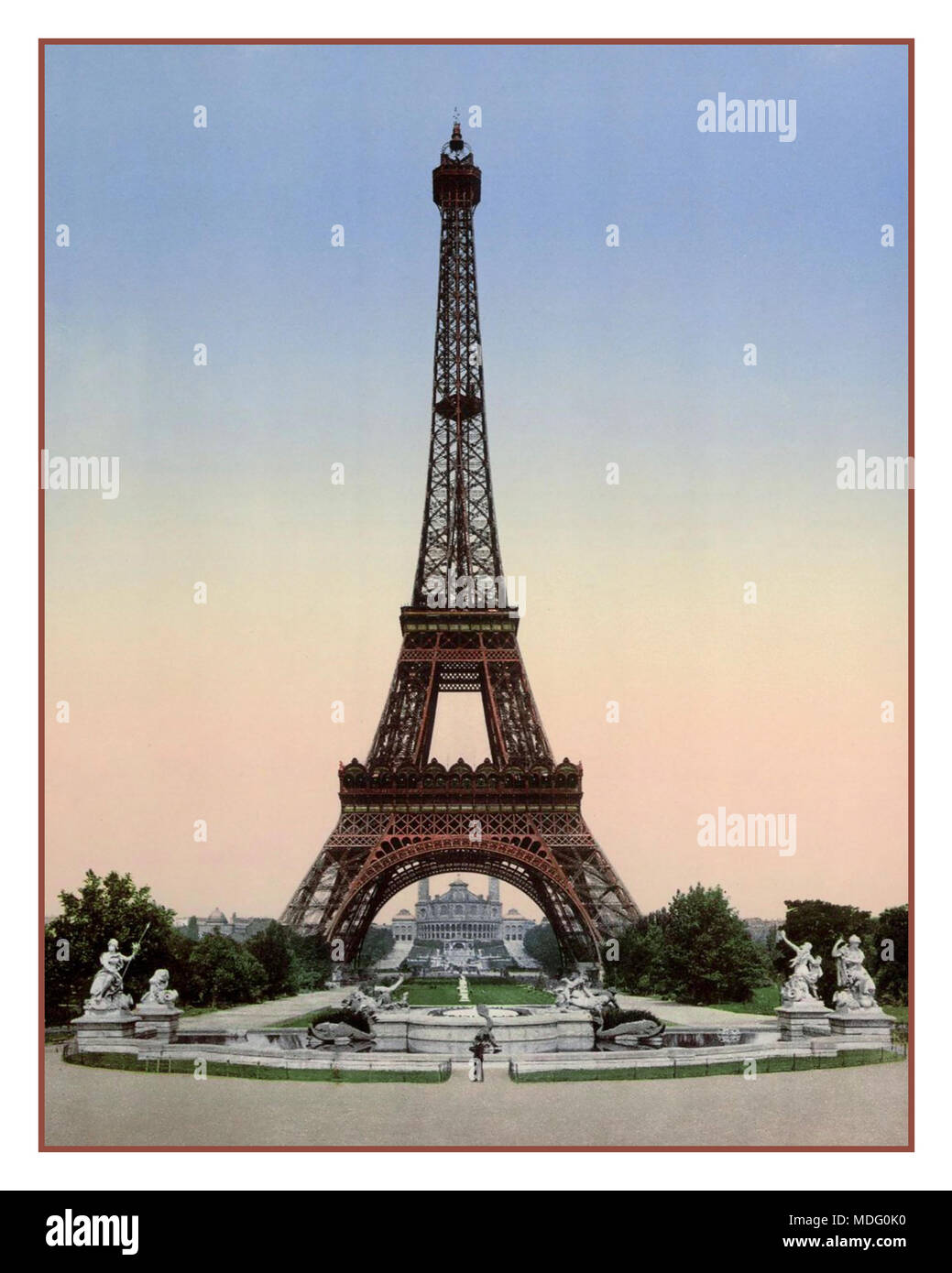 Vieille Tour Eiffel 1900 Vintage photochrom historique image couleur de la Tour Eiffel vue vers Trocadéro Exposition 'Universal 1900 Paris France' Banque D'Images
