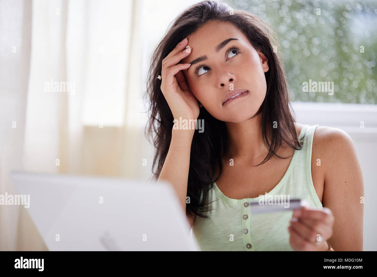Girl shopping en ligne en utilisant sa carte de crédit Banque D'Images