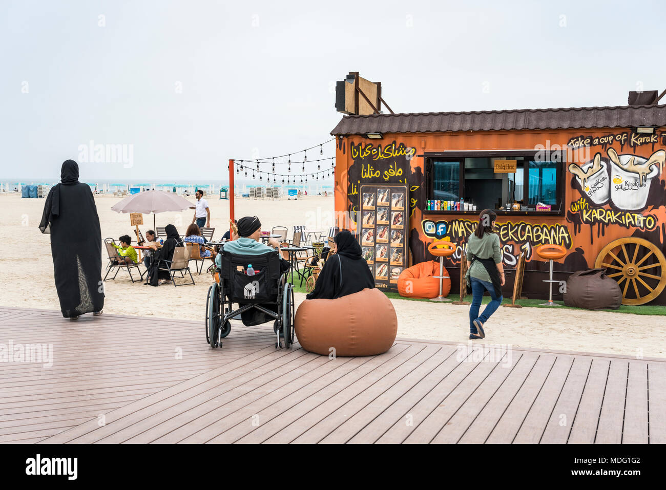 Kiosques de vendeurs d'aliments à Kite Beach, DUBAÏ, ÉMIRATS ARABES UNIS, au Moyen-Orient. Banque D'Images