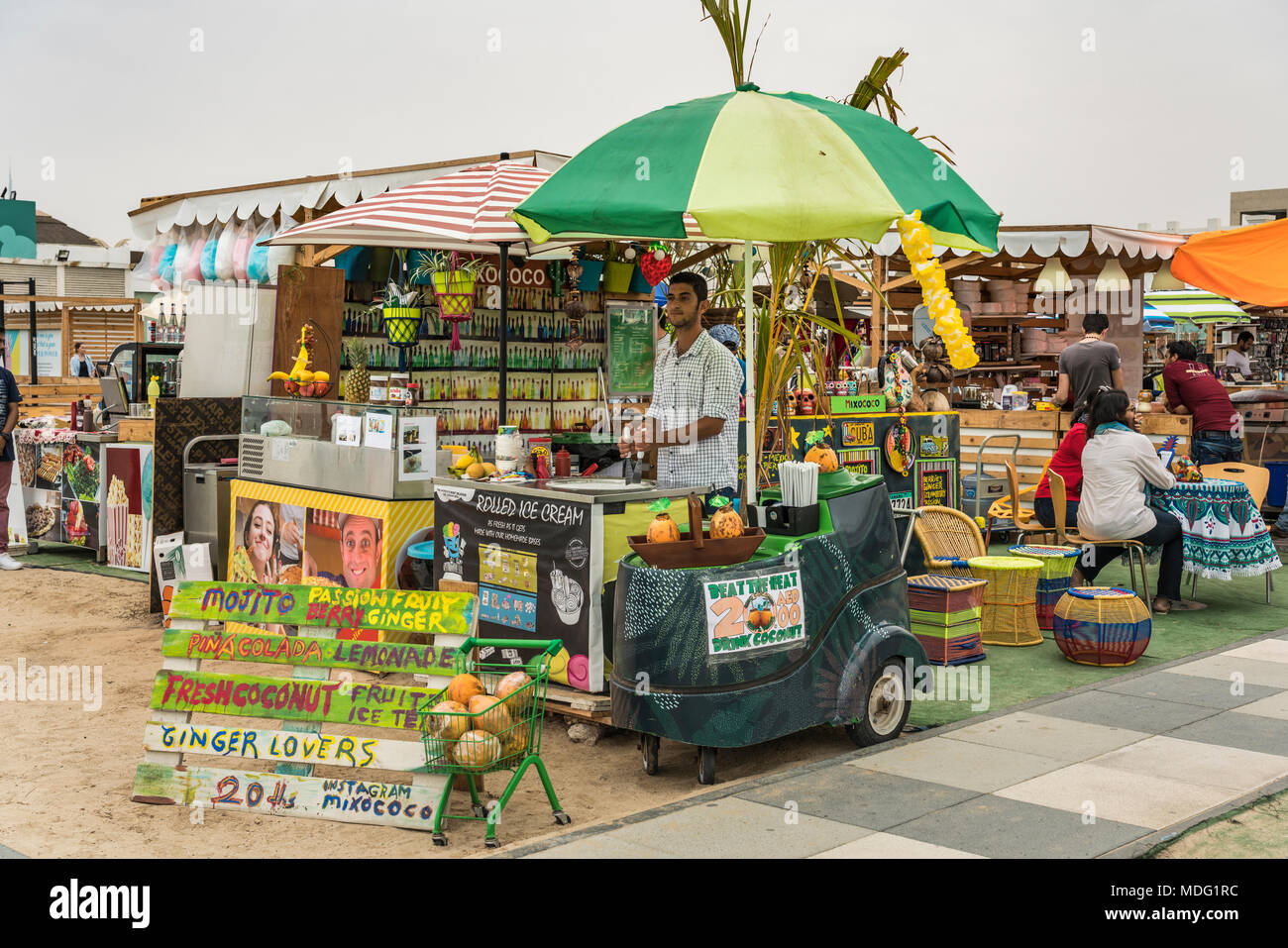 Un rafraîchissement en plein air kiosque à Kite Beach, DUBAÏ, ÉMIRATS ARABES UNIS, au Moyen-Orient. Banque D'Images