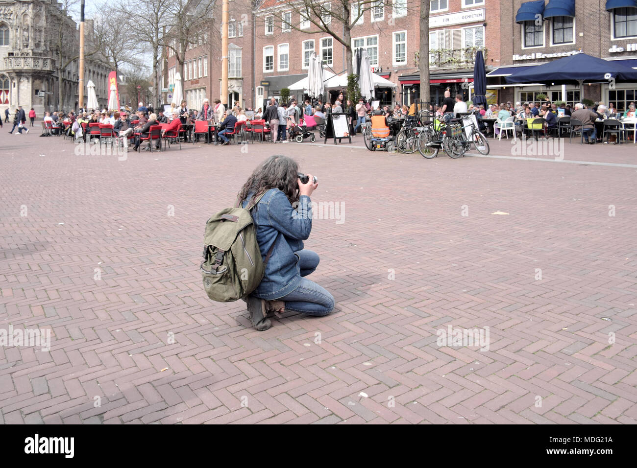 Photographe de rue prend des photos sur le marché à Middelburg, capitale de la province de Zélande aux Pays-Bas Banque D'Images