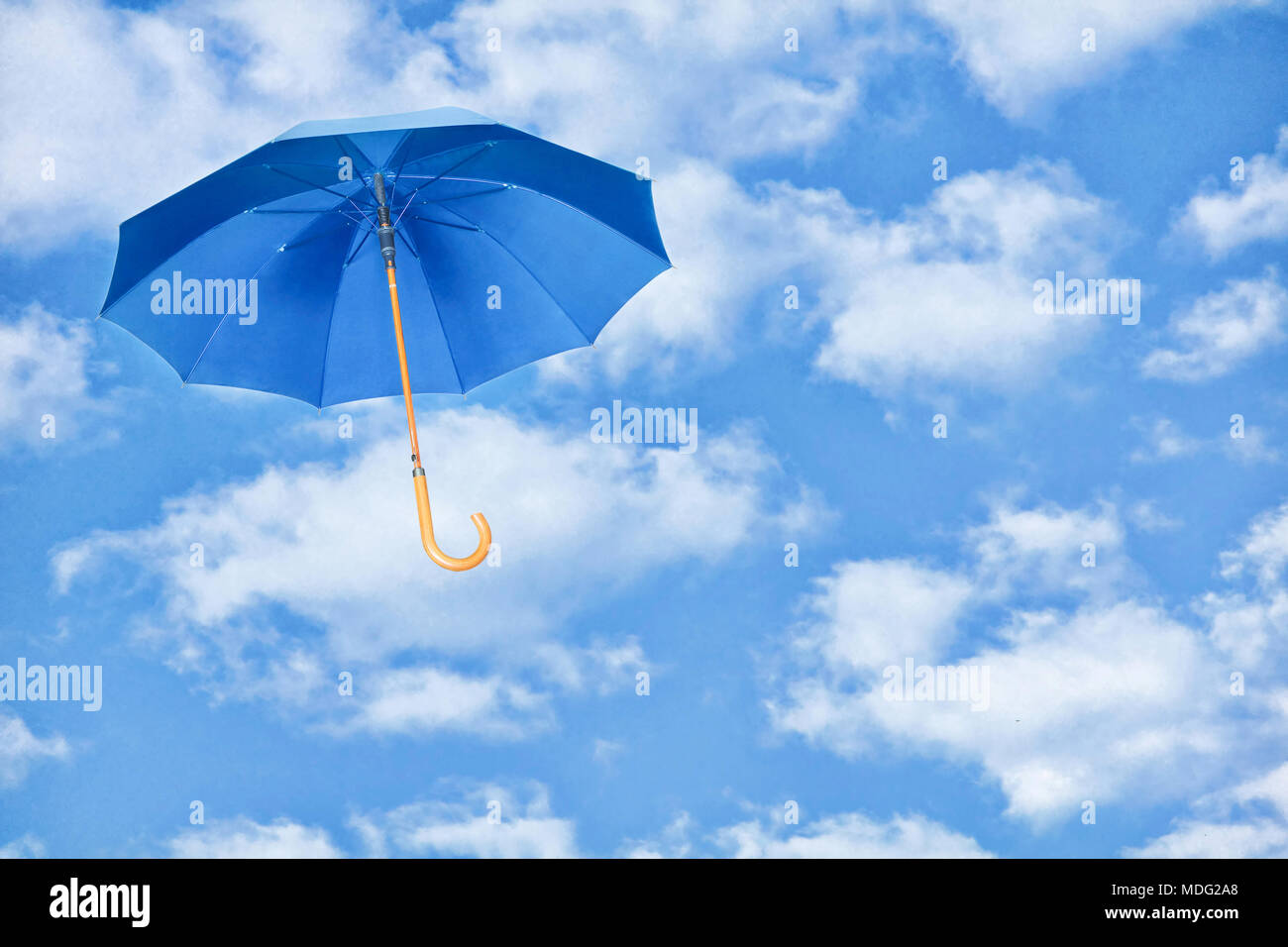 Parapluie bleu ciel va à l'encontre de nuages blancs.vent de  changement.concept parapluie Mary Poppins Photo Stock - Alamy