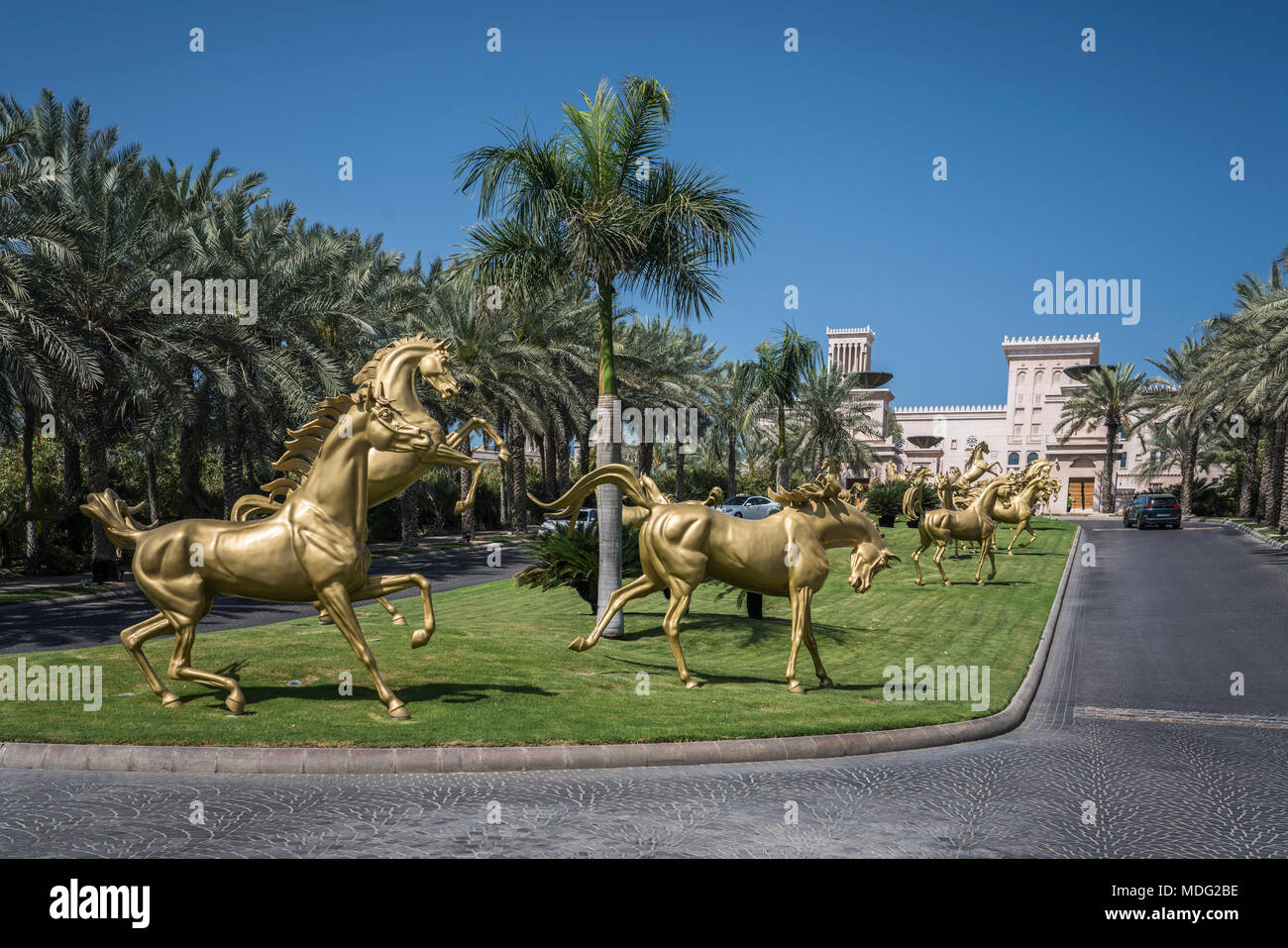 Les chevaux d'or à l'entrée d'un Madinat Jumeirah resort à Dubaï, Émirats arabes unis, au Moyen-Orient. Banque D'Images