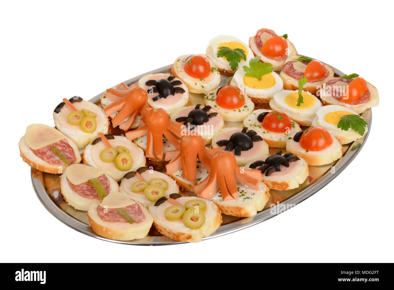 Table de banquet Restauration magnifiquement décorée avec des hamburgers et des profiteroles. Variété de délicieux en-cas savoureux sur la plaque Banque D'Images