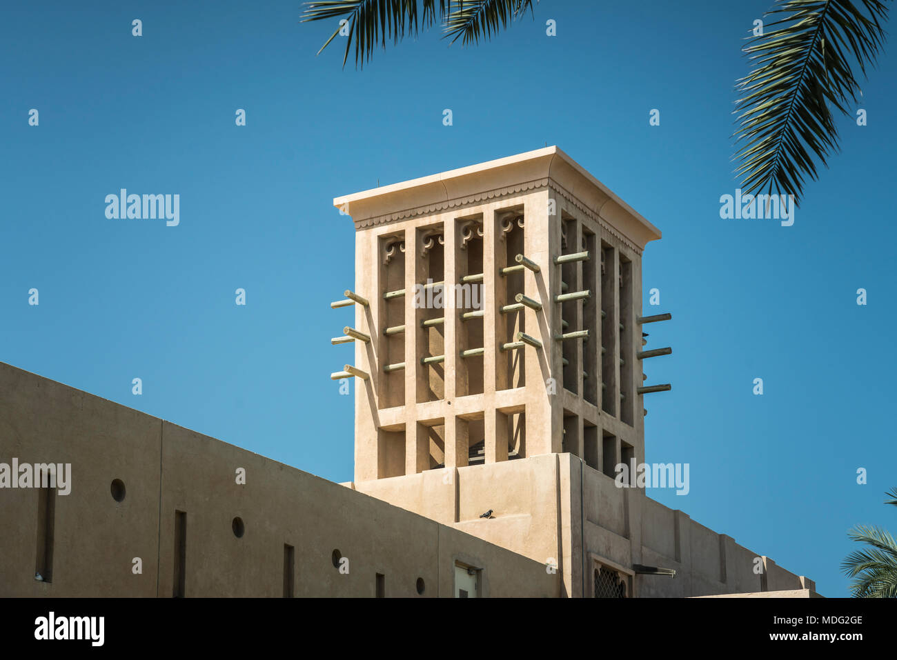Tour éolienne d'architecture à l'Madinat Jumeirah à Dubaï, Émirats arabes unis, au Moyen-Orient. Banque D'Images