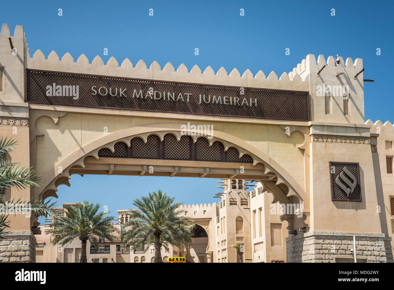 Le Madinat Jumeirah panneau d'entrée à Dubaï, Émirats arabes unis, au Moyen-Orient. Banque D'Images