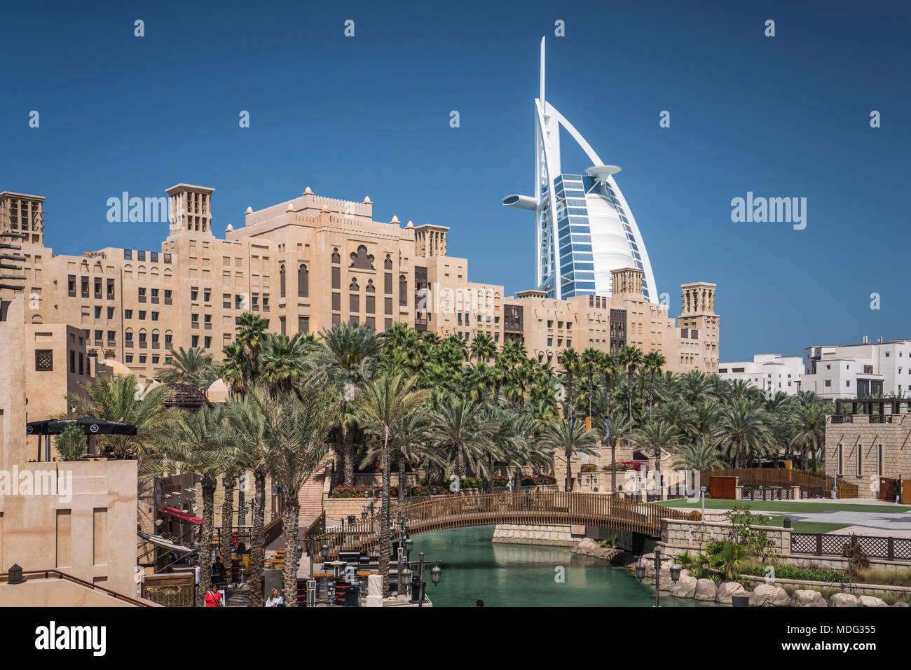 Le Madinat Jumeirah et canal navigable avec le blanc Burj Al Arab à Dubaï, Émirats arabes unis, au Moyen-Orient. Banque D'Images