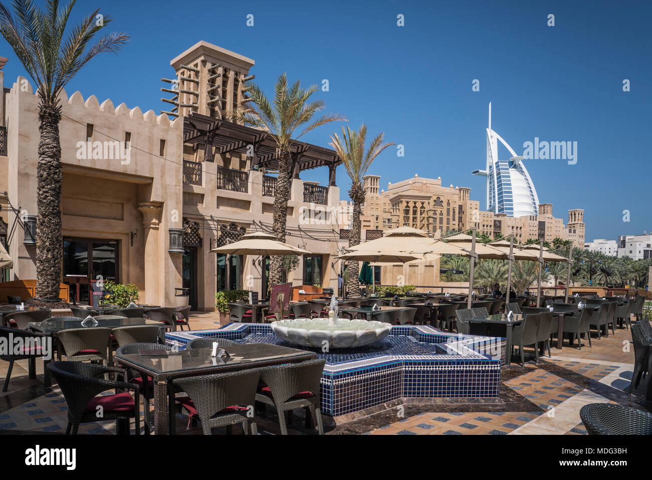 Le Madinat Jumeirah accessible avec le blanc Burj Al Arab à Dubaï, Émirats arabes unis, au Moyen-Orient. Banque D'Images