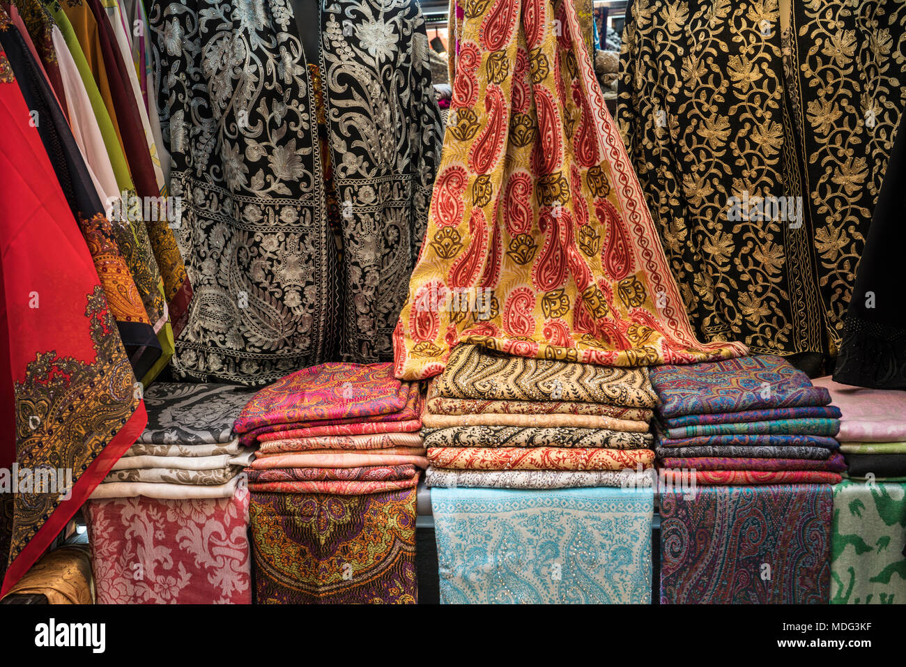 Articles en vente dans les boutiques de la région de Souk Madinat Jumeirah, DUBAÏ, ÉMIRATS ARABES UNIS, au Moyen-Orient. Banque D'Images
