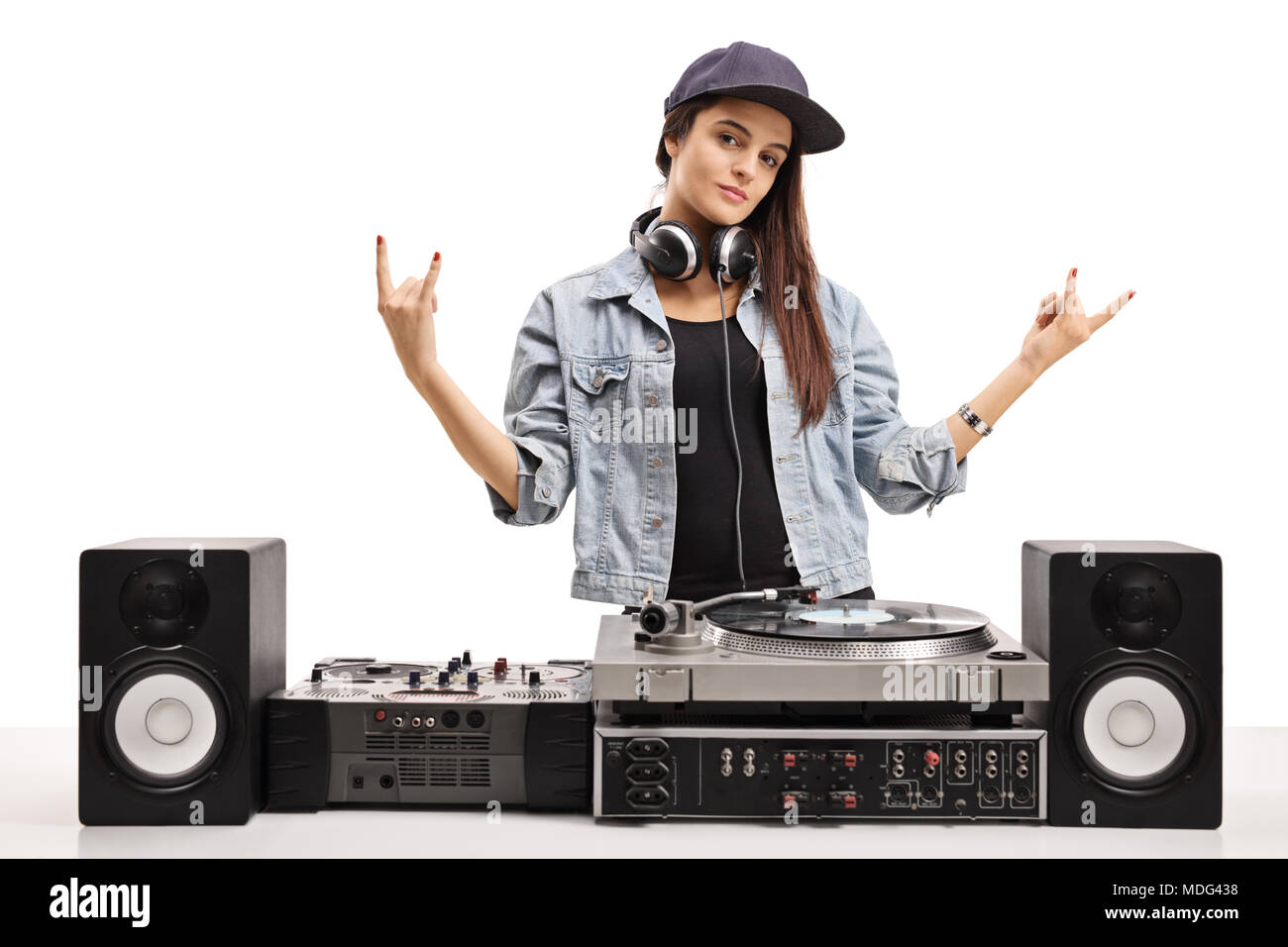 DJ femmes faisant des gestes de main rock isolé sur fond blanc Banque D'Images