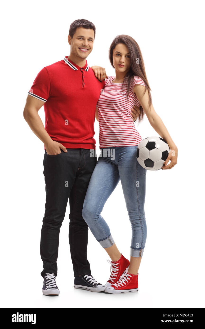 Portrait d'un jeune couple avec un football isolé sur fond blanc Banque D'Images