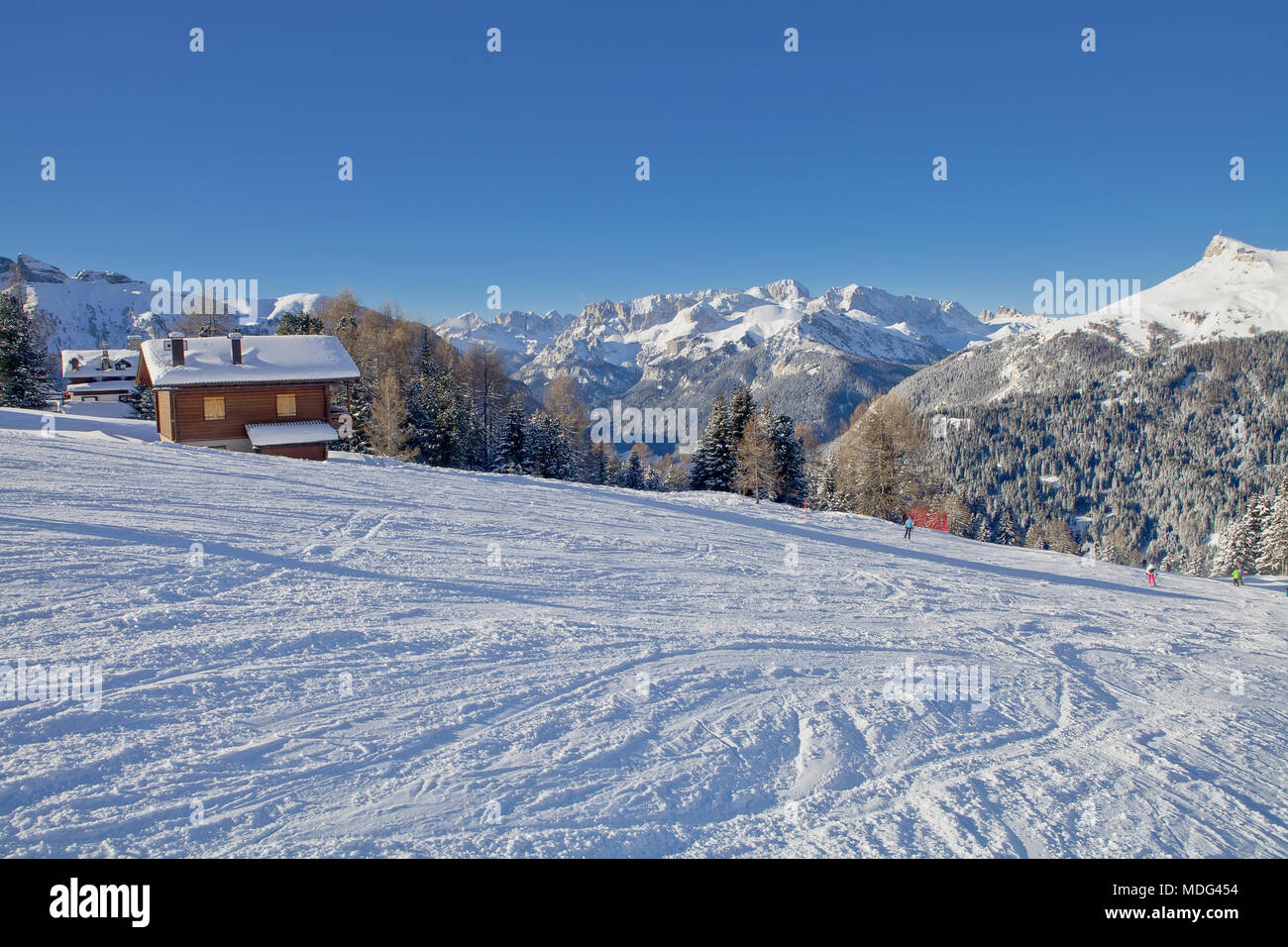 Belle vue d'un chalet de montagne rustique en bois traditionnel dans l'Italien Dolomites. Domaine skiable de Val di Fassa, Trentin-Haut-Adige, Italie Région Banque D'Images