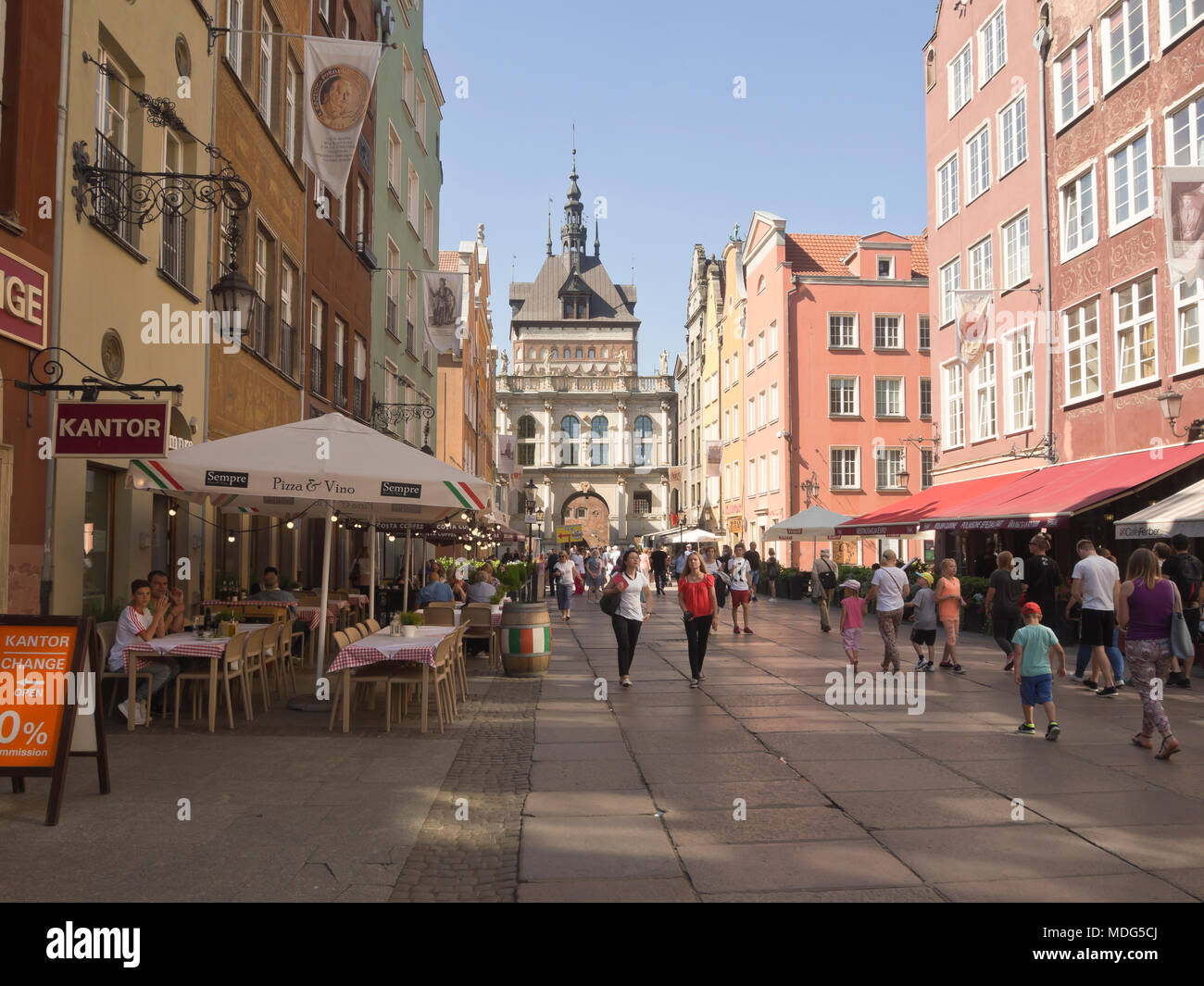 Se promener le long de l'une des rues sans voiture ou en visite dans un restaurant en plein air dans la principale ville de Gdansk en Pologne, sont populaires activités touristiques Banque D'Images