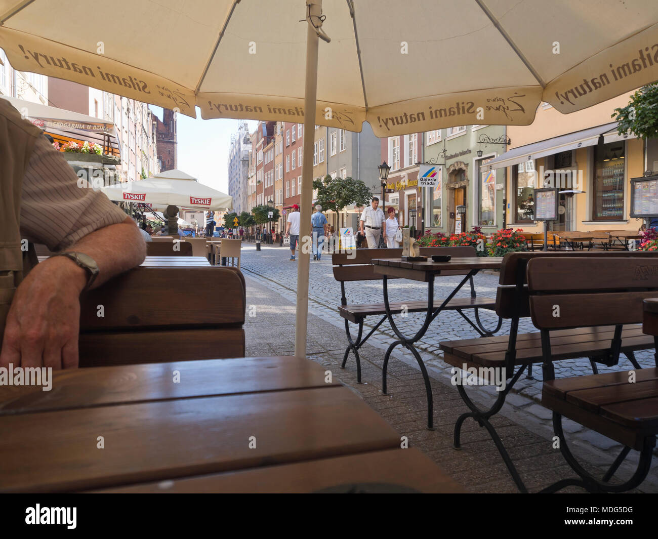 Restaurants en plein air agréable le long des rues piétons sont nombreux dans la principale ville de Gdansk Pologne Banque D'Images