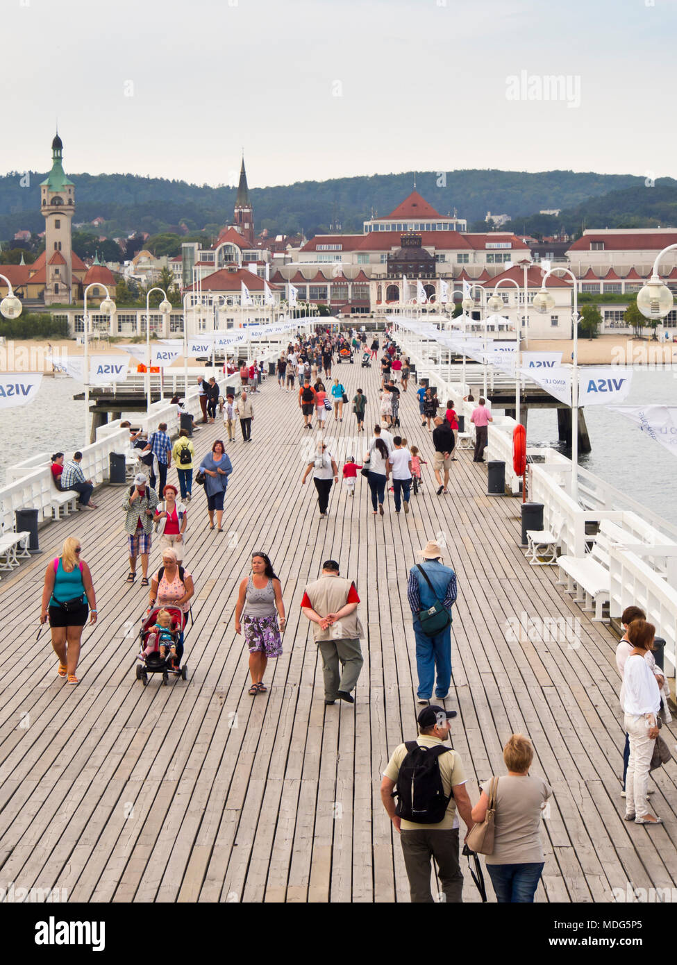 La plus longue jetée en bois d'Europe, avec des plages de sable de chaque côté dans la station estivale ville de Sopot Pologne près de Gdansk sur la côte de la mer Baltique Banque D'Images