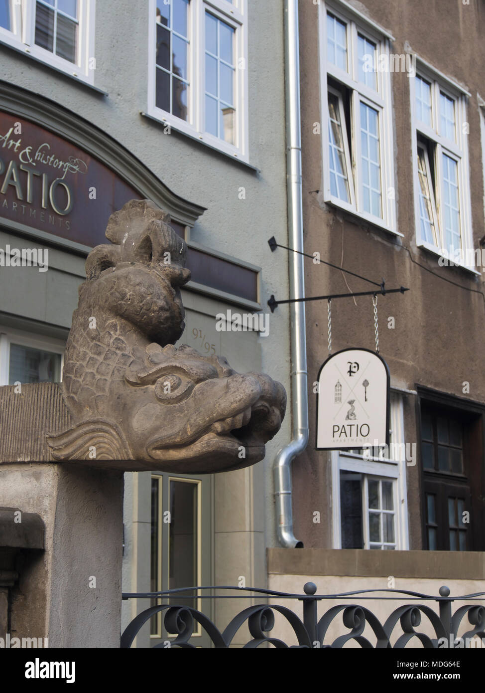 Des eaux pluviales d'un toit dans la principale ville de Gdansk Pologne pouvez verser hors de ces créatures de fantaisie en pierre sculptée Banque D'Images