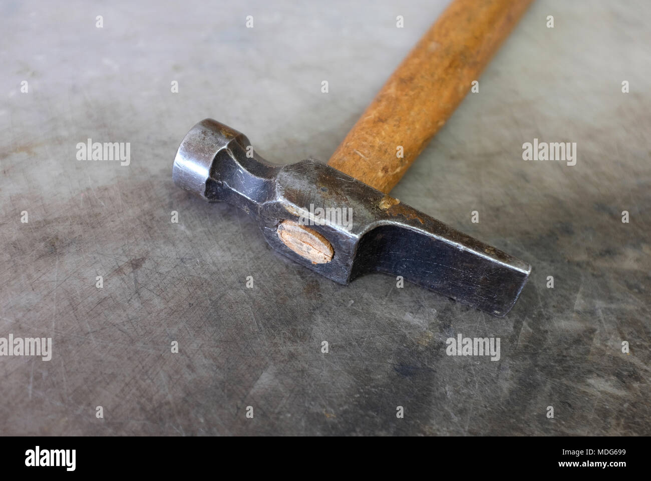 Petit marteau arrache clou miniature ancien, objet de métier