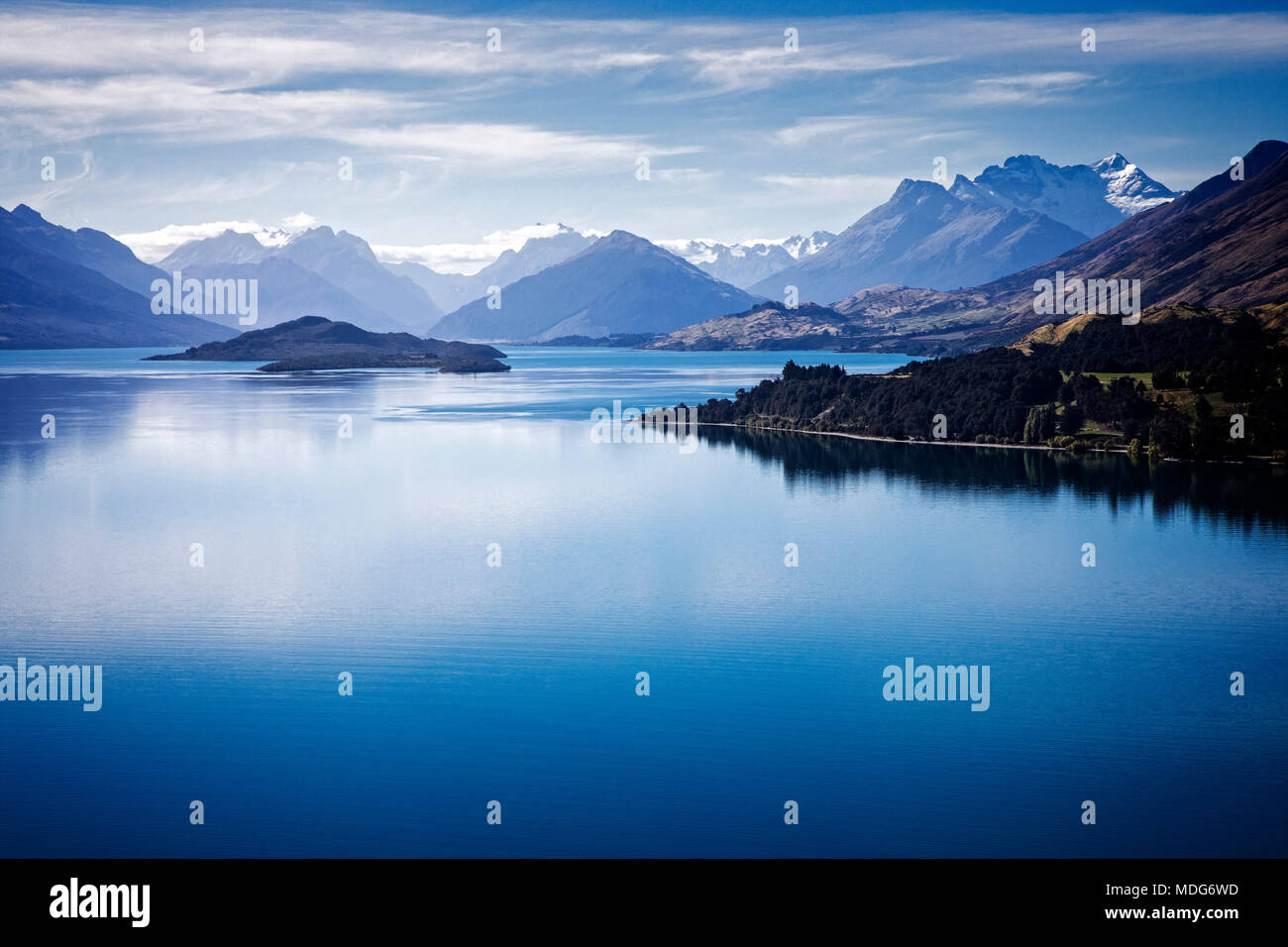Le Lac Wakatipu à en direction de Mt. Le Parc National en herbe, île du Sud, Nouvelle-Zélande. Banque D'Images