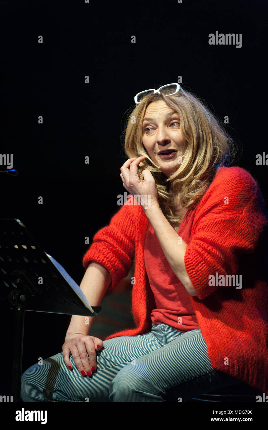 henin beaumont nord de la france corinne masiero une actrice jouant le role du capitaine marleau sur france 3 est d effectuer sur scene un theatrica photo stock alamy