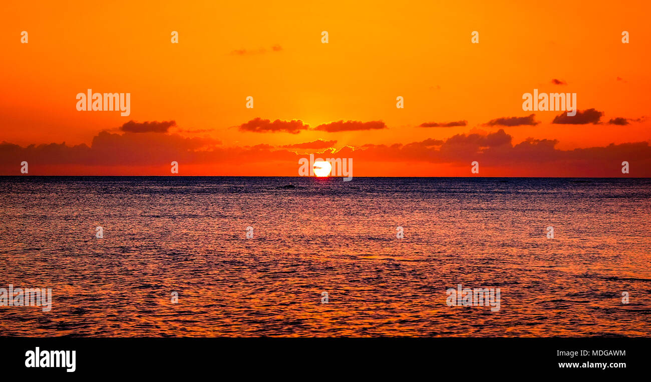 Coucher du soleil vu de l'île de Isla Saona dans les Caraïbes. Banque D'Images