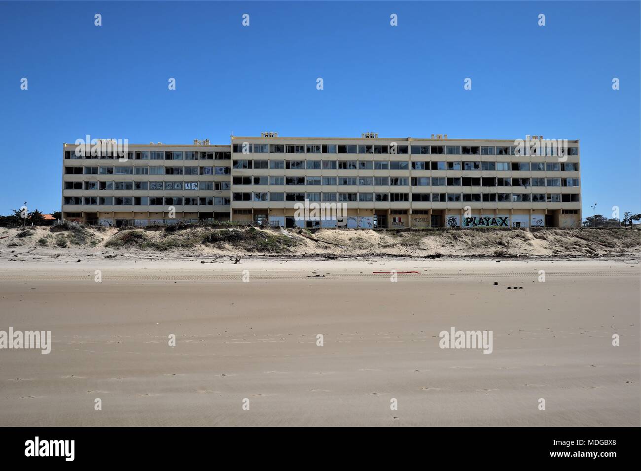 Le bâtiment du signal dans le Verdon-sur-Mer a été laissée à la pourriture sur les dunes de l'érosion en raison de sa teneur en amiante Banque D'Images
