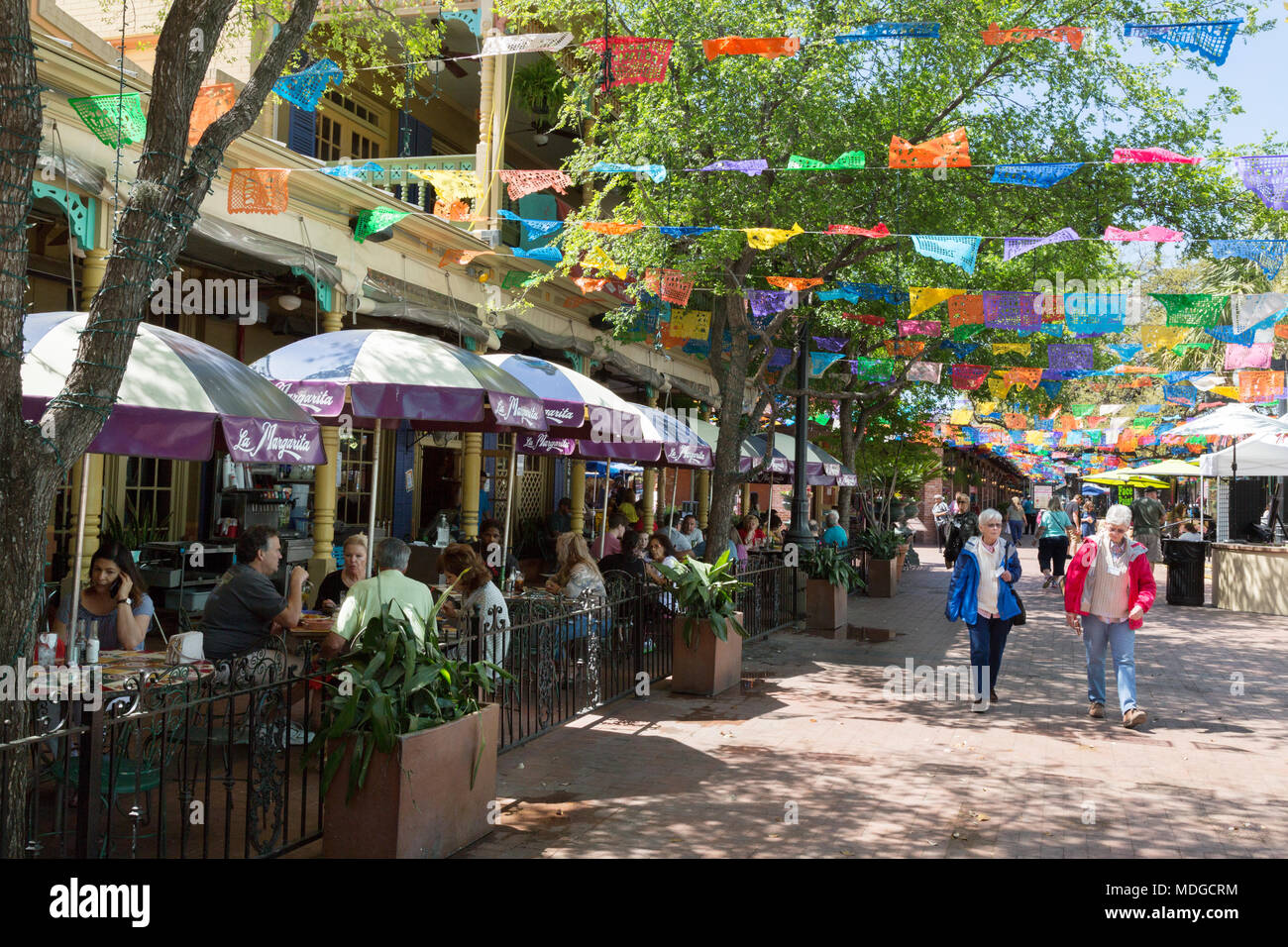 Vue colorée de personnes à pied, et les restaurants de Place du marché historique, le centre-ville de San Antonio, Texas USA Banque D'Images