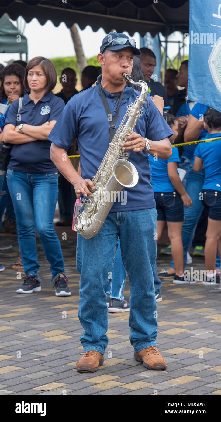 Saxophoniste à Panama City, une session dimanche avec la police, d'incendie et des services ambulanciers. Banque D'Images