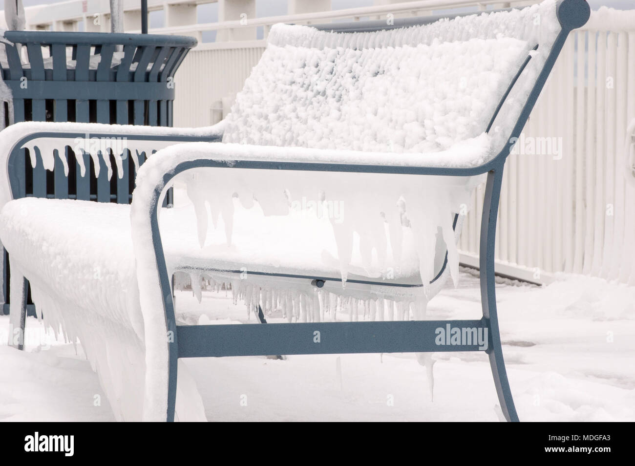 La Jetée est enfermé dans la glace après une tempête de glace avril ! Banque D'Images