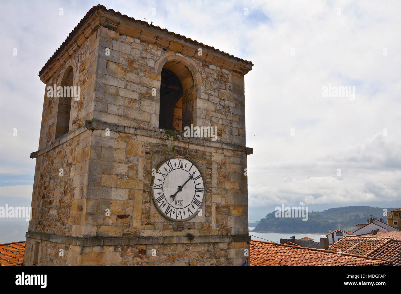 Tour de l'horloge du 18ème siècle qui seule main et chiffres romains en horloge Lastres (Asturies, Espagne) Banque D'Images