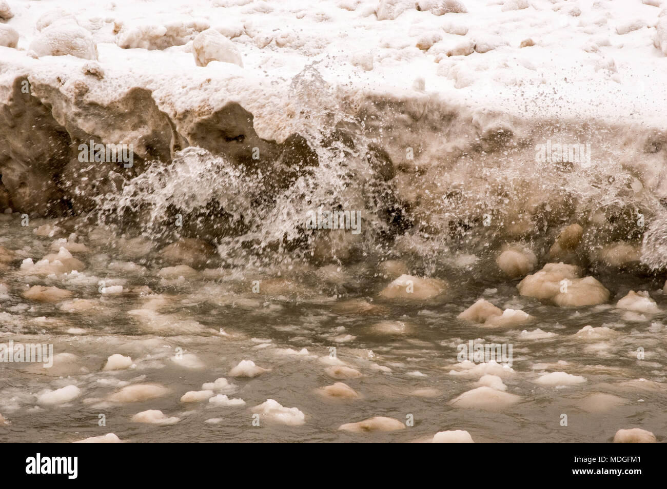 La colère du lac Huron après une tempête de neige et de glace Avril Banque D'Images