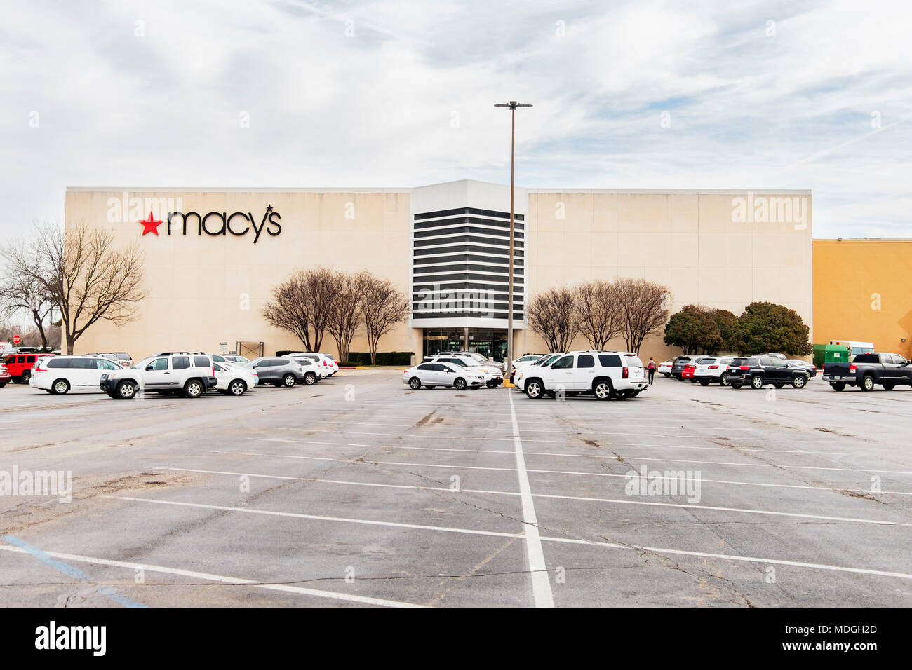 L'extérieur et stationnement d'un grand magasin Macy's Penn Square Mall à Oklahoma City, Oklahoma, USA. Banque D'Images