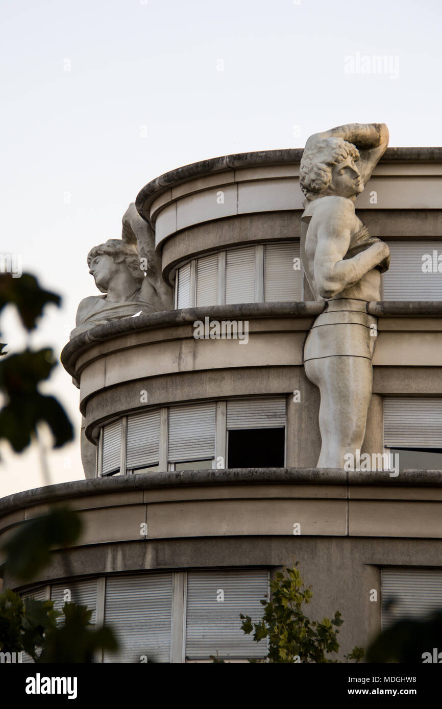 Statues sur le toit de la station de police de style Art déco du 12ème arrondissement à Paris, avec 12 reproductions de Michelangelo's 'l'Esclave mourant' Banque D'Images