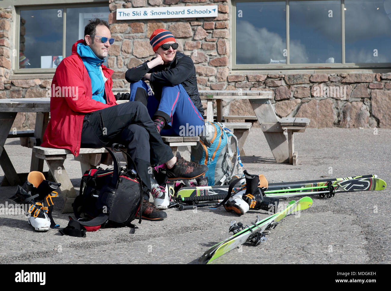 James et Andrea Gregory de Londres profitez de l'après-midi ensoleillée après une journée de ski sur les quelques plaques de neige sur les montagnes de Cairngorm près d'Aviemore, en Écosse. Banque D'Images