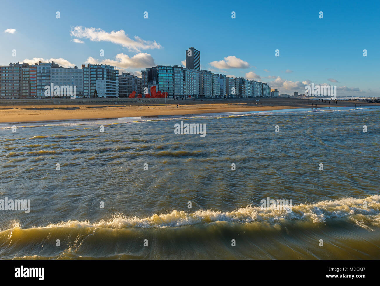 L'horizon d'Ostende avec ses immeubles et la plage par la mer du Nord, Flandre occidentale, Belgique. Banque D'Images